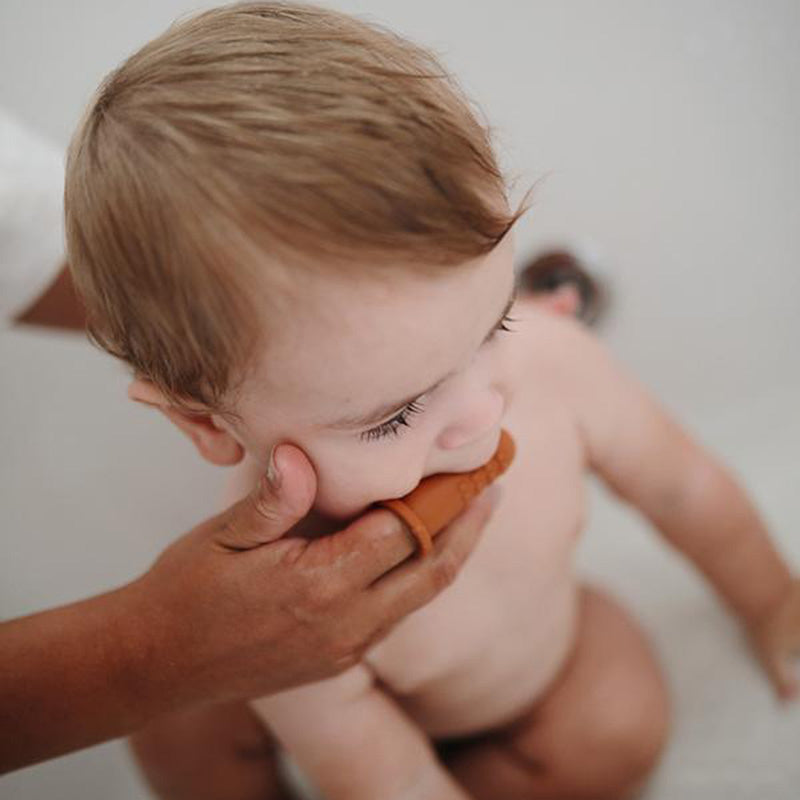 Mushie® Zobna ščetka za na prst Blush/Shifting Sand Mushie