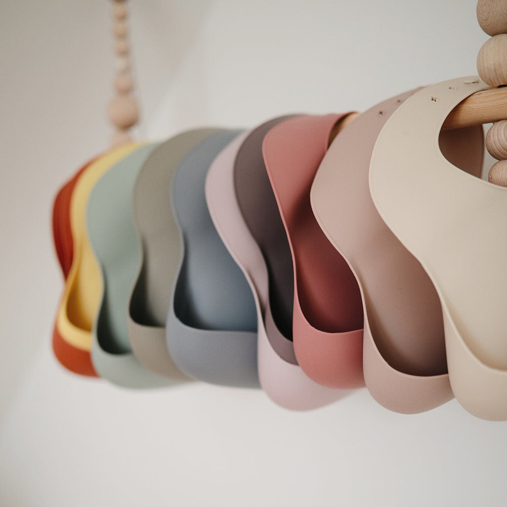 Mushie® Silikonski slinček Lilac Flowers Mushie