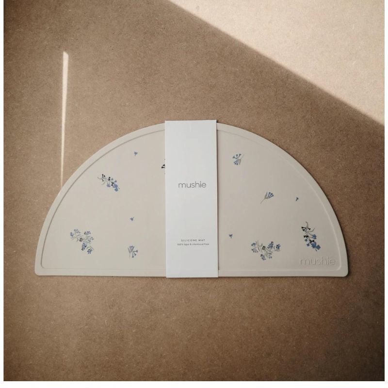 Mushie® Silikonska podloga za hranjenje Lilac Flowers Mushie