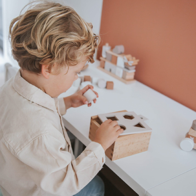 Label Label® Lesena aktivnostna škatla z liki Nougat Label Label