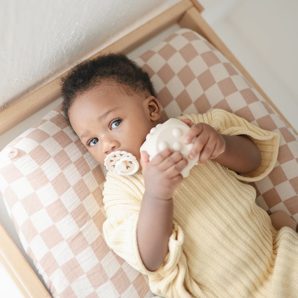 Mushie® Silikonske aktivnostne kocke Cambridge Blue/Shifting Sands Mushie