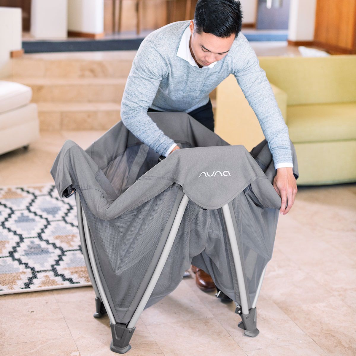 Nuna® Prenosna posteljica Sena™ Aire + rjuha Charcoal Nuna