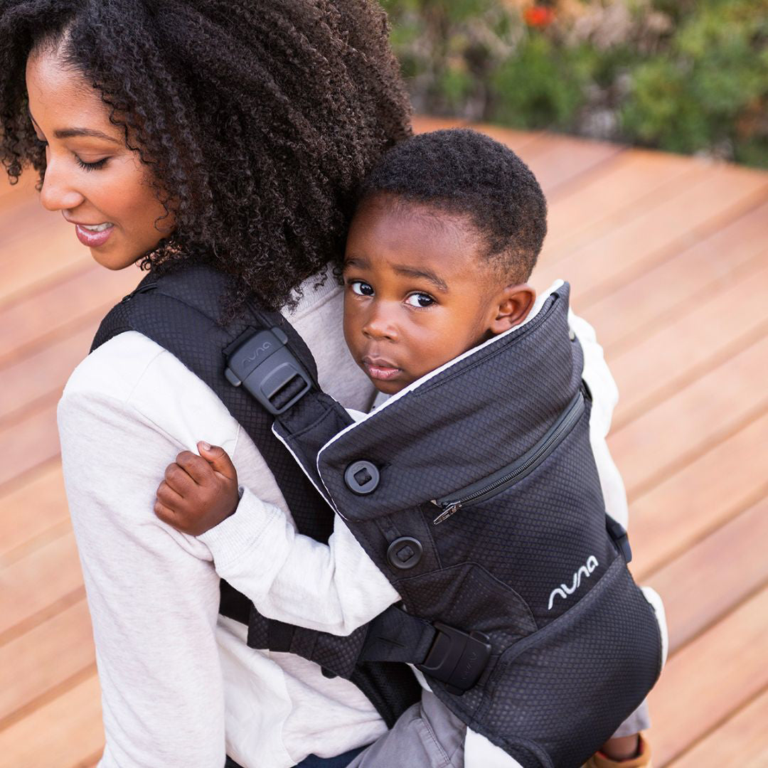 Nuna® Ergonomska nosilka Cudl™ Clik Front and Back Caviar Nuna