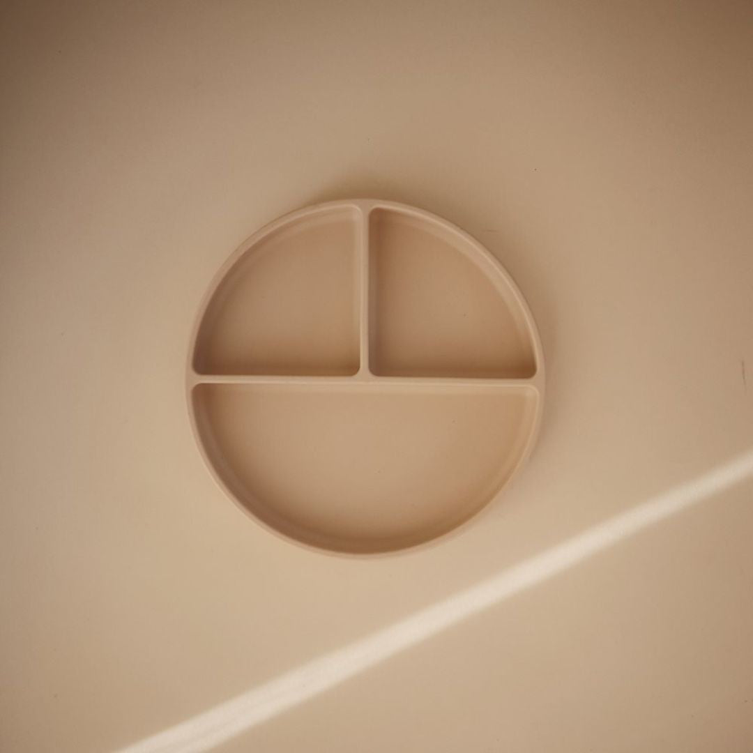 Mushie® Silikonski deljeni krožnik z vakumskim dnom Shifting Sand Mushie