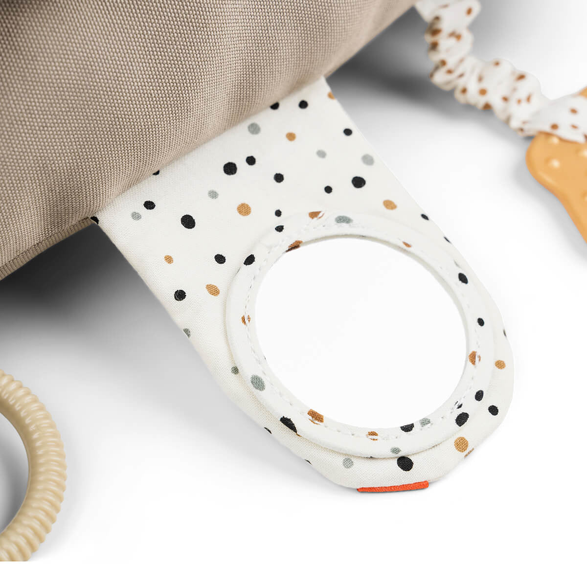 Done by Deer® Igračka za igro na trebuščku Croco Sand Done by Deer