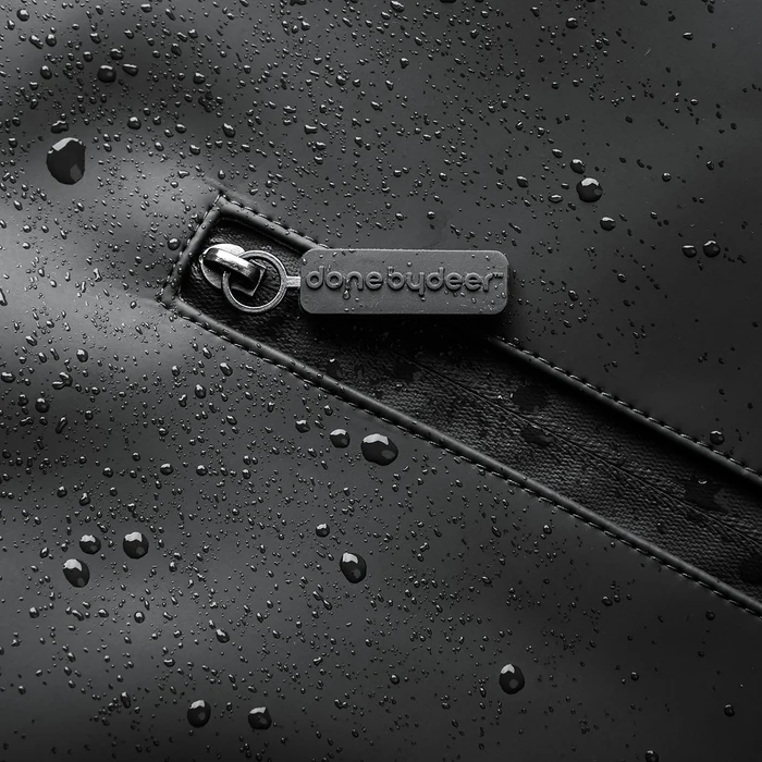 Done by Deer® Previjalni nahrbtnik Black Done by Deer