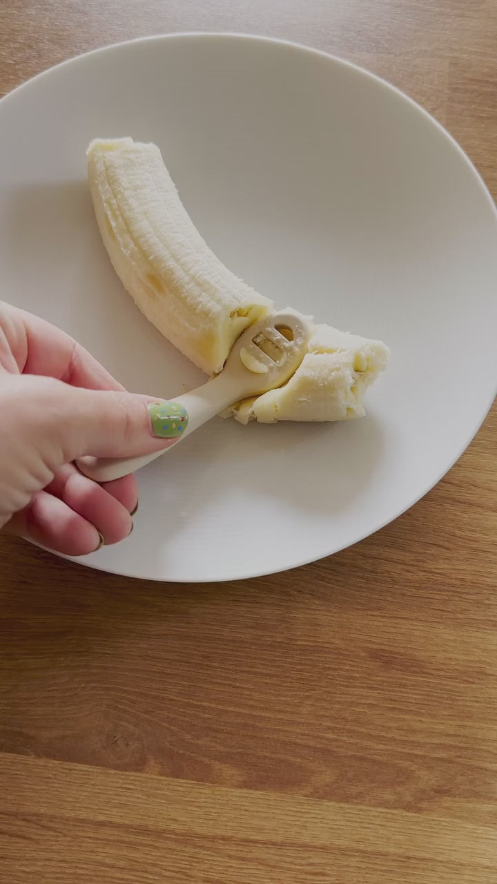 Load video: Mushie® First Feeding Baby Spoons 2-Pack Cambridge Blue/Shifting Sand