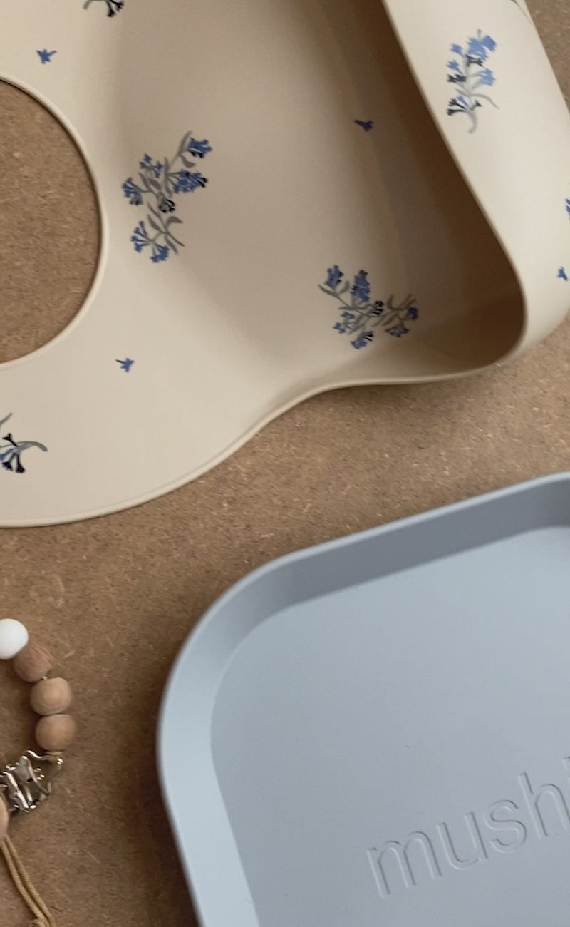 Carica video: Mushie® Posate per bambini Powder Blue